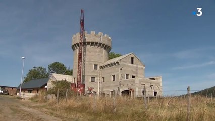 Il construit son propre chateau-fort dans le puy de dome