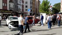 Seyir halindeki iki otomobil çarpıştı, çarpışmasının etkisiyle otomobillerden birisi yol kenarındaki panoya çarptı