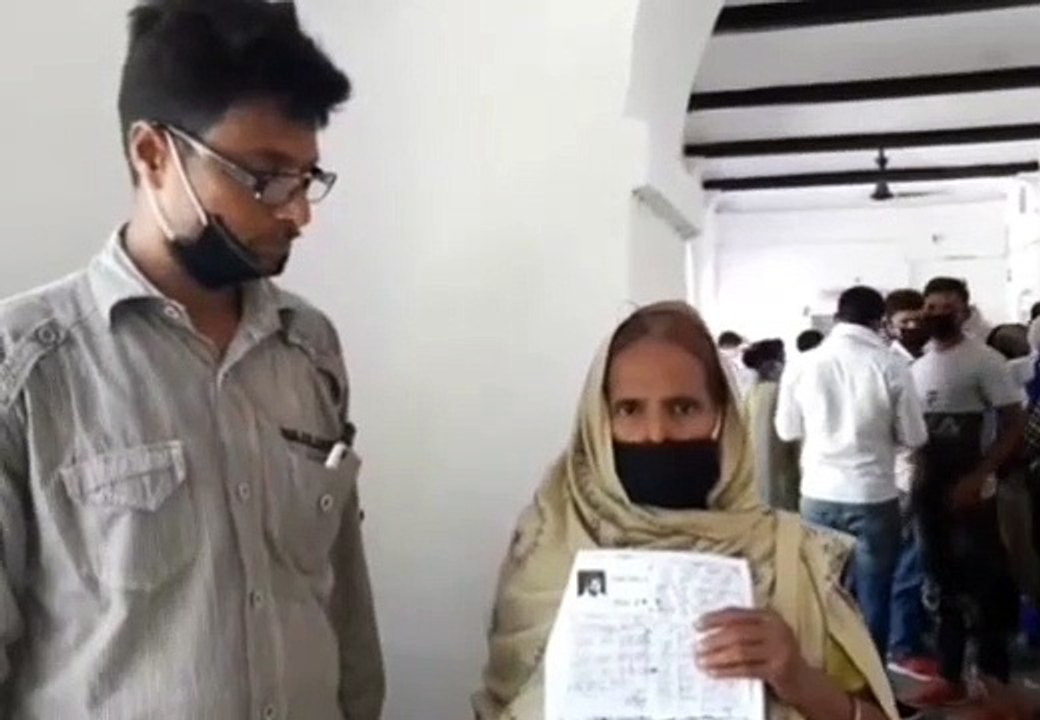 राशन कार्ड के लिए दर-दर भटक रही पीड़ित महिला, प्रशासन नहीं कर रहा है कोई मदद