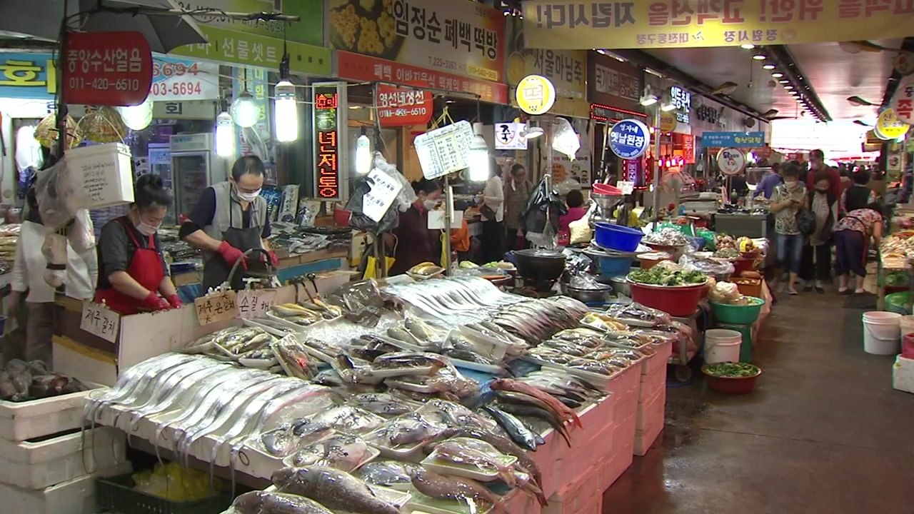 "차례상은 차려야죠"...추석 앞두고 전통시장 반짝 활기 / YTN