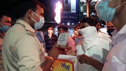 बिजली विभाग ने सड़कों पर उतर कर किया विरोध प्रदर्शन