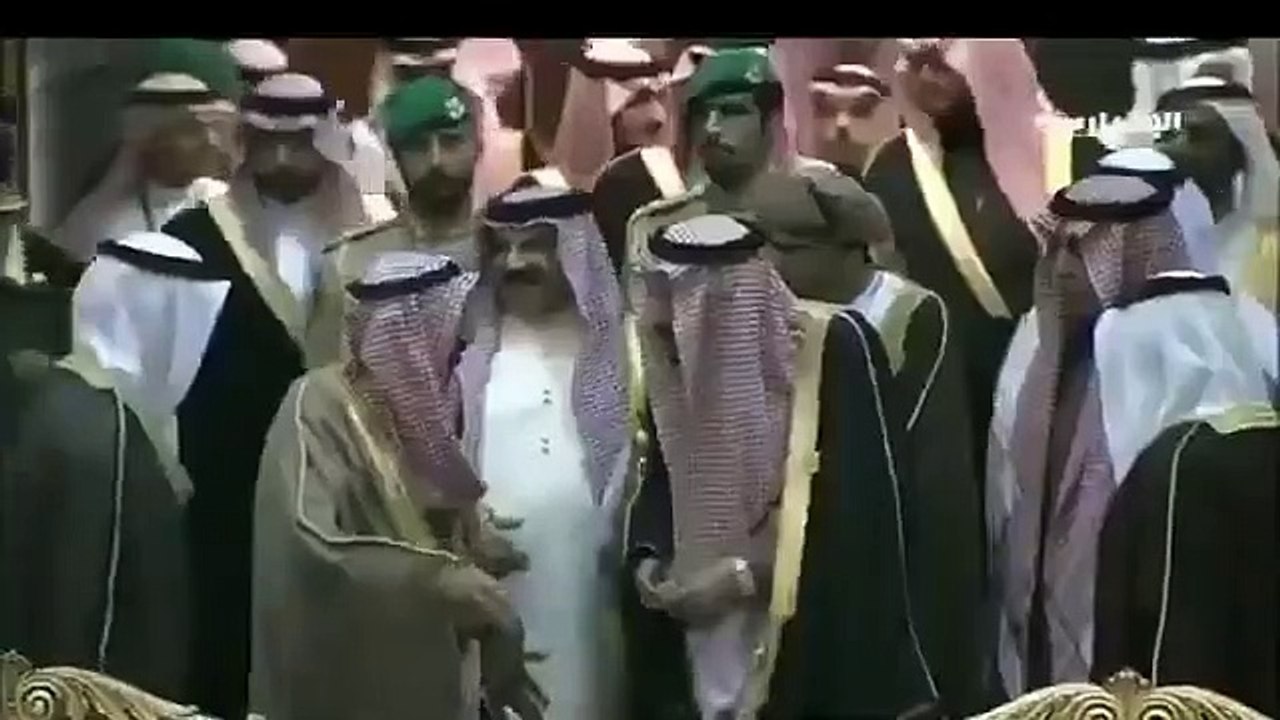 لقطة عفوية بعيدة عن الرسميات تجمع أمير الكويت صباح الأحمد وملك السعودية