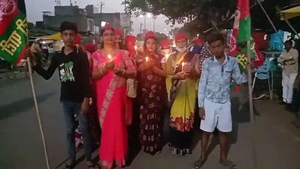 मनीषा ह्त्या कांड को लेकर समाजवादी पार्टी की महिला पदाधिकारियों ने कैंडल मार्च निकाला