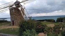 moulin à vent sur la  côtes bretonnes