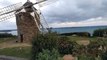 moulin à vent sur la  côtes bretonnes