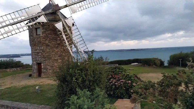 moulin à vent sur la côtes bretonnes