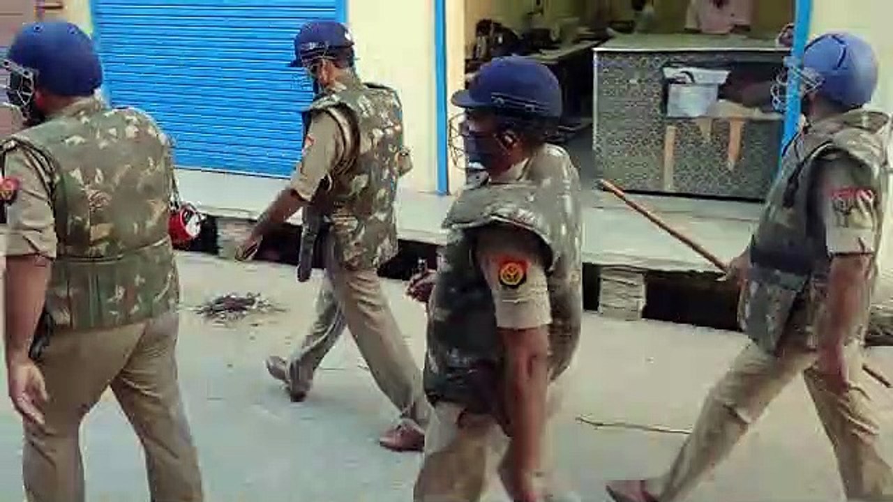 फ़तेहपुर थाना पुलिस ने निकाला फ्लैगमार्च