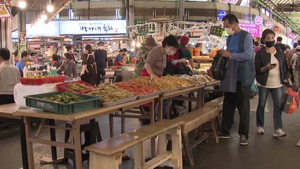 추석 코앞 전통시장 모처럼 활기..."숨통이 좀 트여요" / YTN