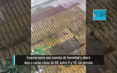 Empezó como una mancha de humedad y ahora deja a varias casas de la cuadra sin presión