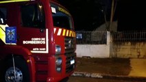 Bombeiros cortam árvore que caiu em residência na Rua Pio XII