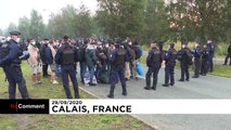 شاهد: الشرطة الفرنسية تفكك مخيمًا للمهاجرين في كاليه تمهيدا لنقلهم إلى مناطق أخرى