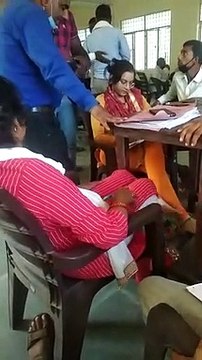 लेखपाल व कानूनगो का टेबल के नीचे से रिश्वत लेते हुए वीडियो वायरल