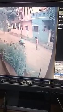 इंदौरः बदमाश ने पहले महिला का पीछा किया फिर सरेराह चेन छीनकर भागा, वारदात सीसीटीवी में कैद