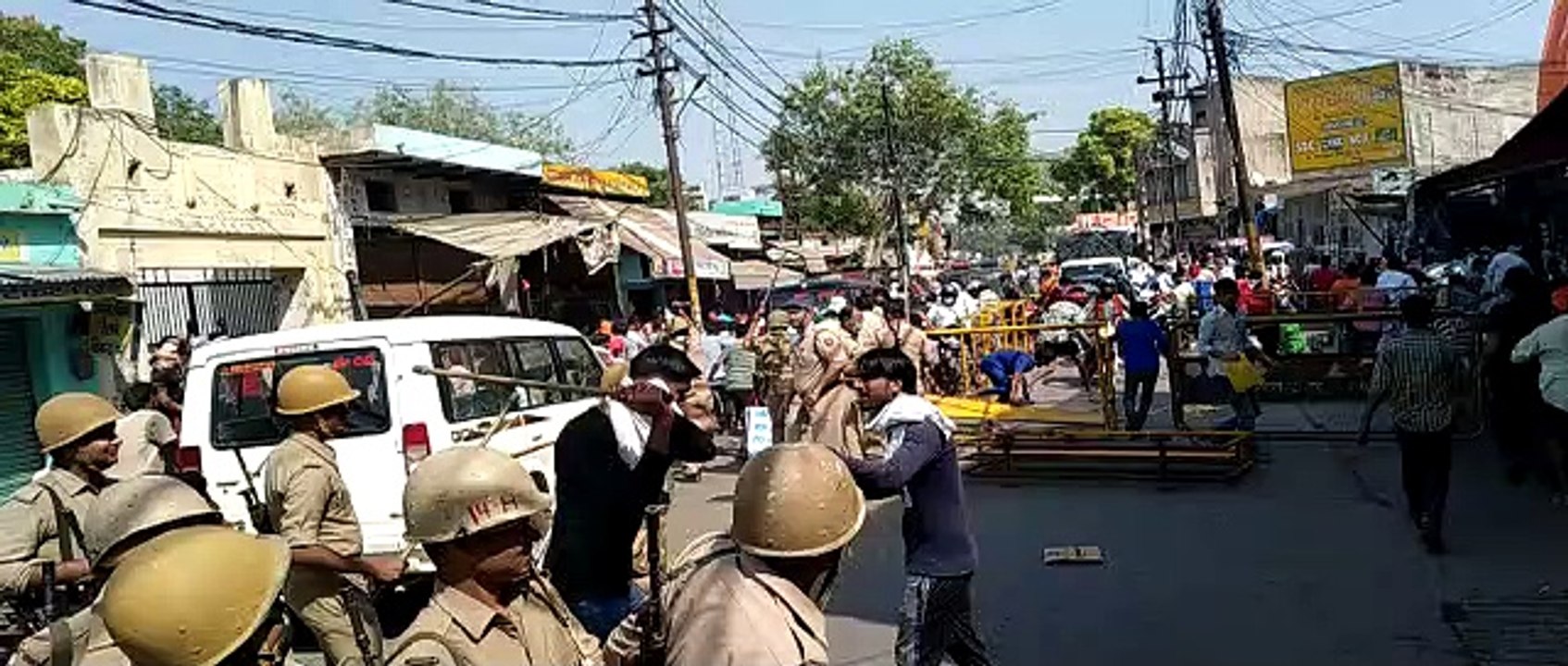 हाथरस गैंगरेप मामला: गुस्साए लोगों ने पुलिस पर किया पथराव, गाड़ी के शीशे तोड़े, आंसू गैस के गोले छोड़े