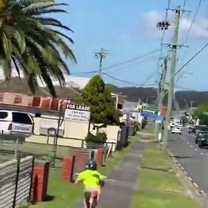 Enfant à trottinette vs Pie