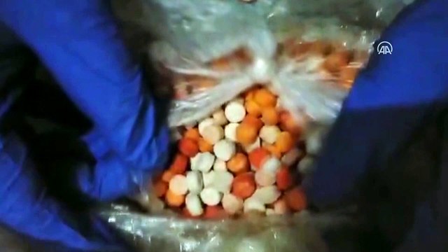 Adana'da, 6 kilo 910 gram esrar ve 3 bin 138 uyuşturucu hap ele geçirildi