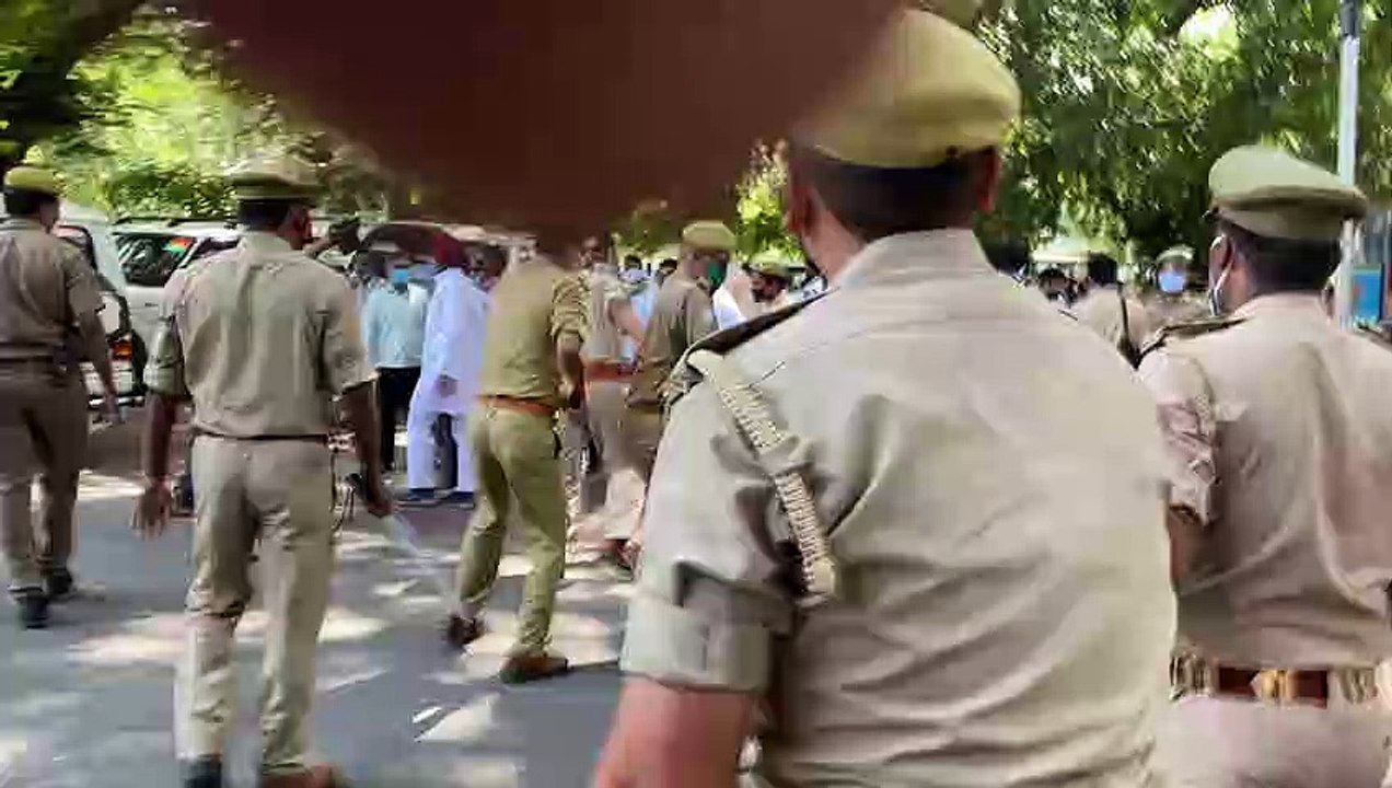 हाथरस की बेटी को न्याय दिलाने के लिए सीएम ऑफिस का किया घेराव, हुआ लाठीचार्ज