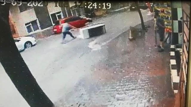 Gaziosmanpaşa'da sele kapılan buzdolabının peşinden böyle koştu