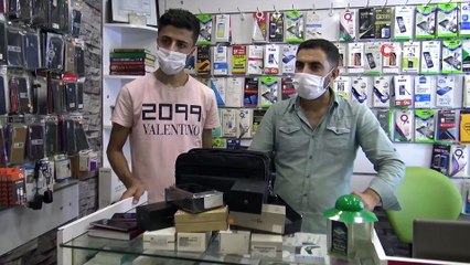 Suriyeli genç kaldırımda bulduğu telefon dolu çantayı sahibine teslim etti