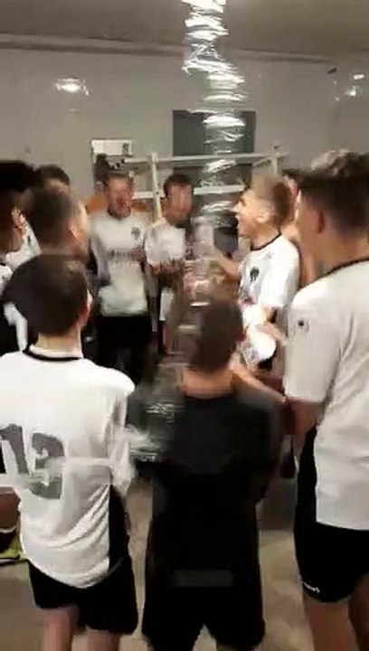 La joie dans le vestiaire après la victoire de nos U16 face à Armentieres !