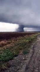 Enorme tornado in Ucraina, le spaventose immagini del vortice