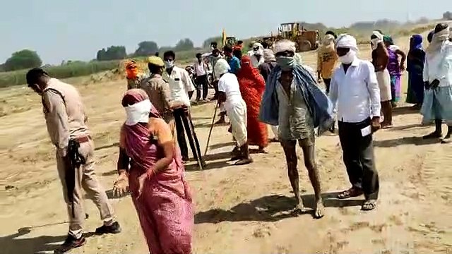 बुंदेलखंड एक्सप्रेस वे पर ग्रामीणों द्वारा अपनी फसल कटने के लिए किया आग्रह