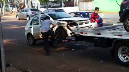 Três carros se envolvem em colisão na esquina das Ruas Pio XII e Rio de Janeiro