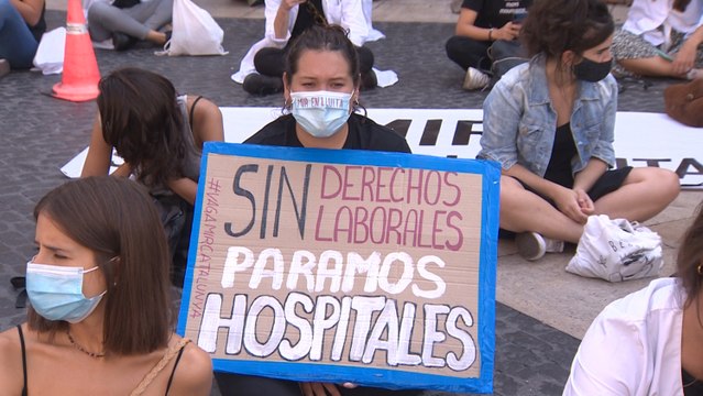 Centenares de MIR protestan en Barcelona