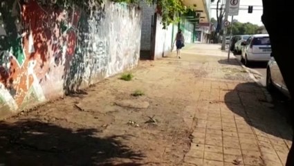 Pedestre faz alerta sobre buraco que está se formando em calçada