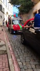 Balat sokaklarında Azerbaycan bayraklı konvoy