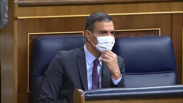 Casado acusa a Sánchez de querer acabar con la Monarquía corbardemente por la puerta de atrás