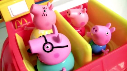 Pig George Peppa Pig Comprando Happy Meal no Mcdonalds - Minnie Trabalha no McDonalds Cash Register