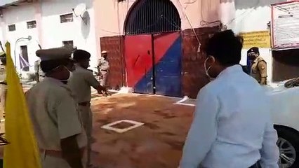 जेल का निरीक्षण करने पहुंचे जिलाधिकारी