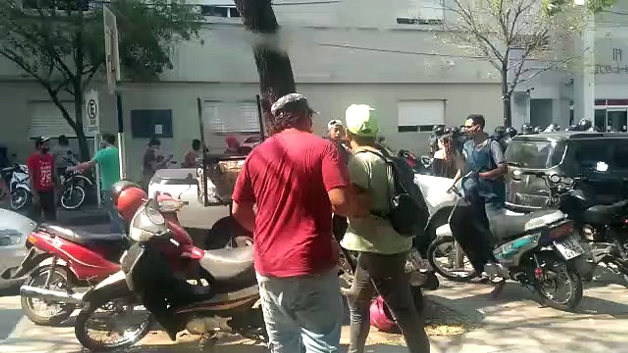 Nayla Bosch en un confuso episodio con policías en medio de un operativo