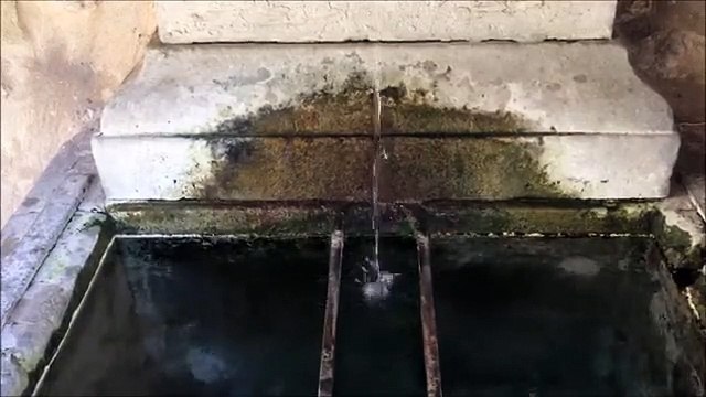 Relax bruit de l'eau qui coule d'une fontaine calme zen s'evader s'endormir