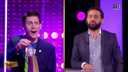 Guillaume "Le magicien" joue un tour de magie pour Cyril Hanouna