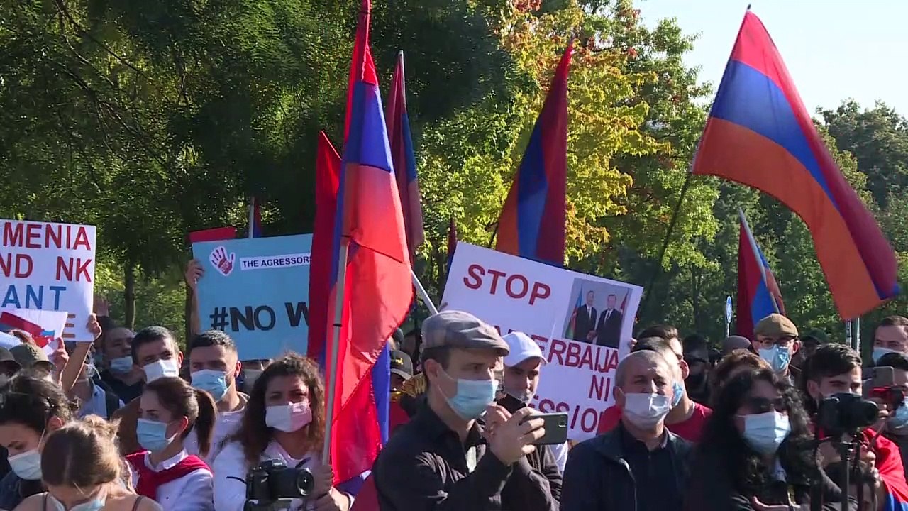 Armenier demonstrieren vor Kanzleramt