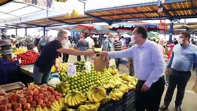 Başkan Dutlulu pazarcı esnafına hijyen seti dağıttı