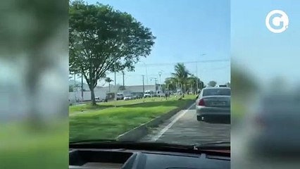 Carro capota na BR 101 em Jardim Limoeiro