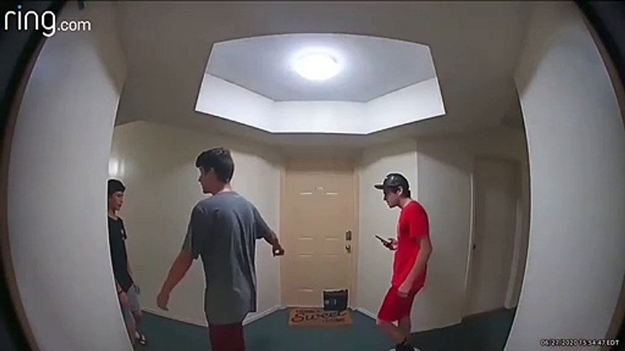 Ces jeunes se la jouent "discret" pour voler un colis... enfin presque