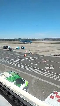 Los vuelos especiales siguen arribando al interior del país. Hoy llegó al Aeropuerto Int. Pte. Perón de Neuquén el vuelo de Austral con 60 médicos y e