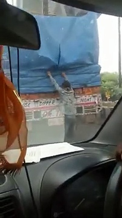 Daring robbery on a moving truck in India