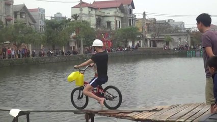Lễ Hội Truyền Thống Làng Vân Lũng - Trò chơi đi cầu khỉ xe đạp