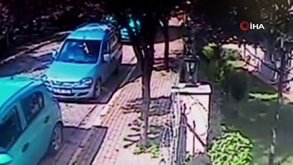 Freni boşalan kamyon sokaktaki araçları önüne alıp sürükledi