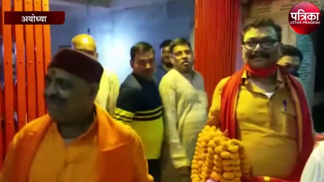 सीबीआई कोर्ट के फैसले के बाद अयोध्या पहुंचे आरोपी रहे पूर्व विधायक पवन पांडेय व संतोष दुबे