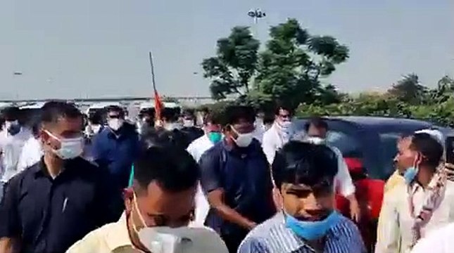 ग्रेटर नोएडा में रोके गए राहुल और प्रियंका, पैदल ही निकले आगे