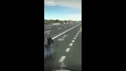 Follia a Cesena, un giovane riminese in autostrada con il monopattino elettrico