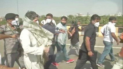 Rahul-Priyanka's convoy stopped, starts marching to Hathras
