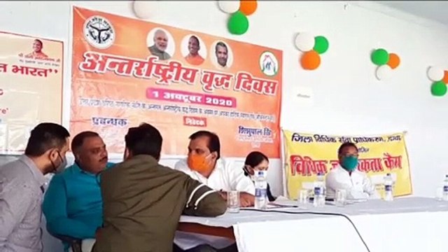 अंतर्राष्ट्रीय वृद्ध दिवस के मौके पर भरथना में वृद्ध लोगों को फल और साड़ी वितरित किए गए