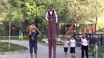 'Tahta bacak' Mahsun, engelli babası ve kardeşi için şehir şehir gezip gösteri yapıyor - KAYSERİ